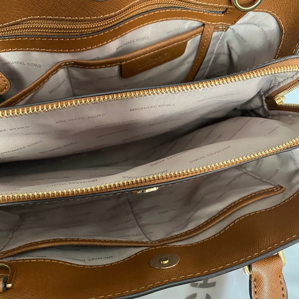 Michael Kors Satchel with matching wallet - Picture 2 of 9